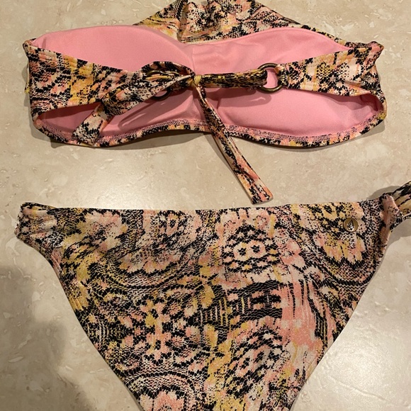 Volcom bikini - Picture 3 of 4